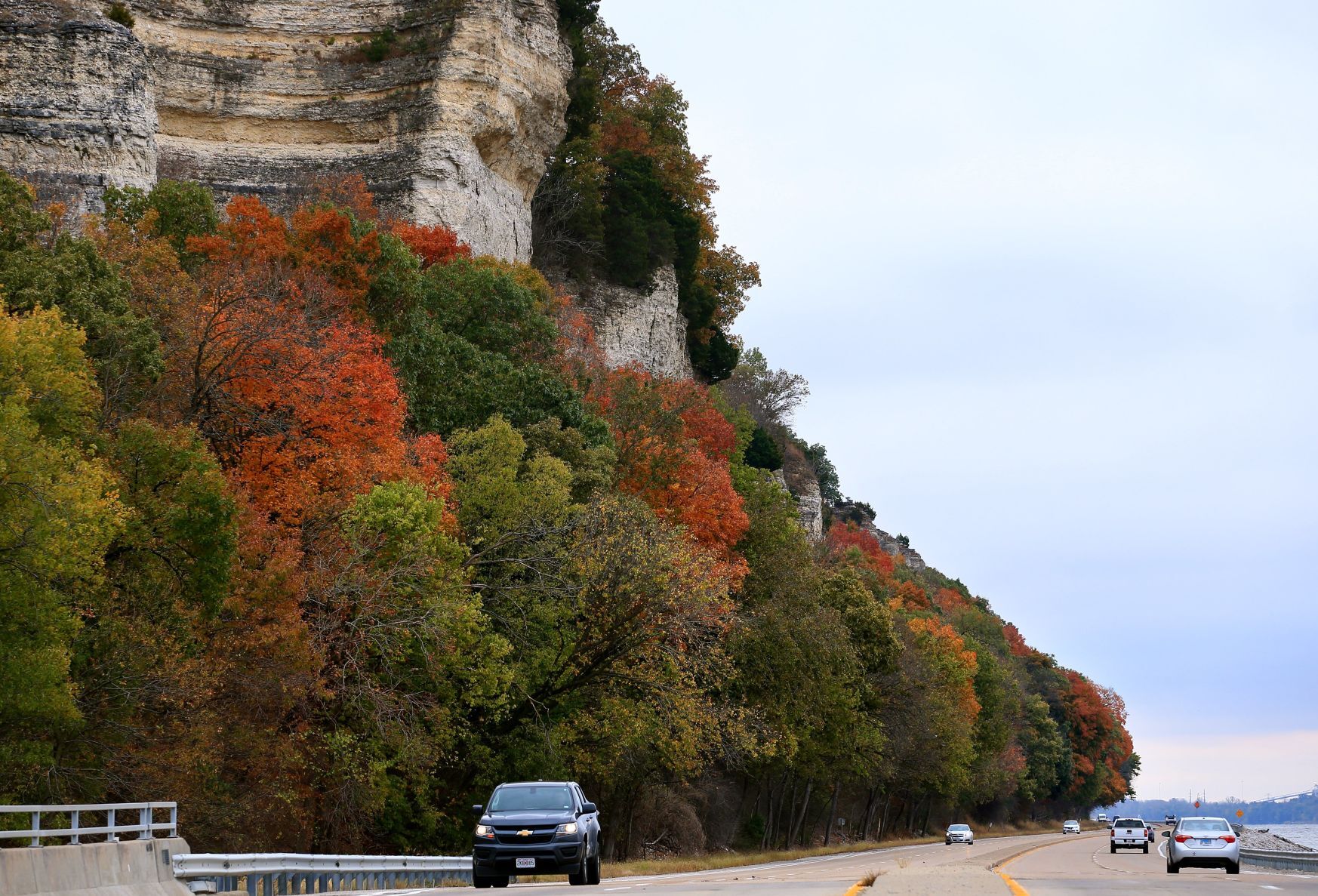 Fall foliage on the Great River Road near Elsah